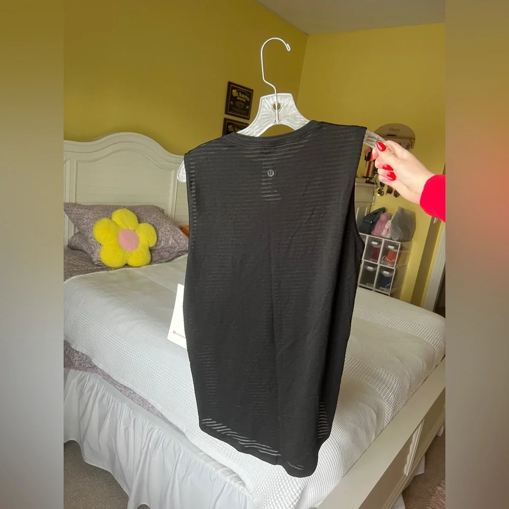 NWT - Lululemon - ‘Brunswick Muscle Tank *Sheer Stripe’ - Black - Size 4 - Picture 7 of 9